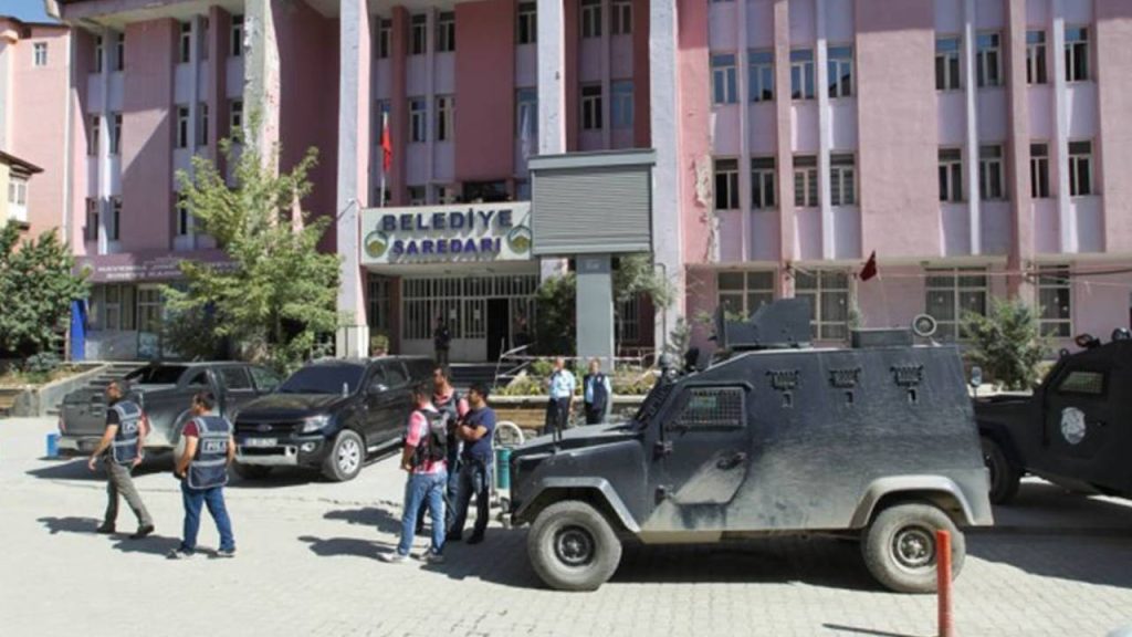 Kayyım atanan Hakkari Belediyesi, AKP'li yöneticileri işe aldı