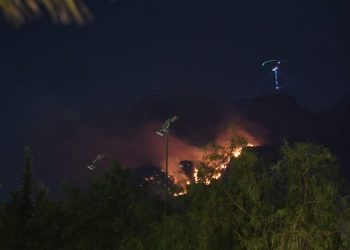 Kemer’deki orman yangını devam ediyor