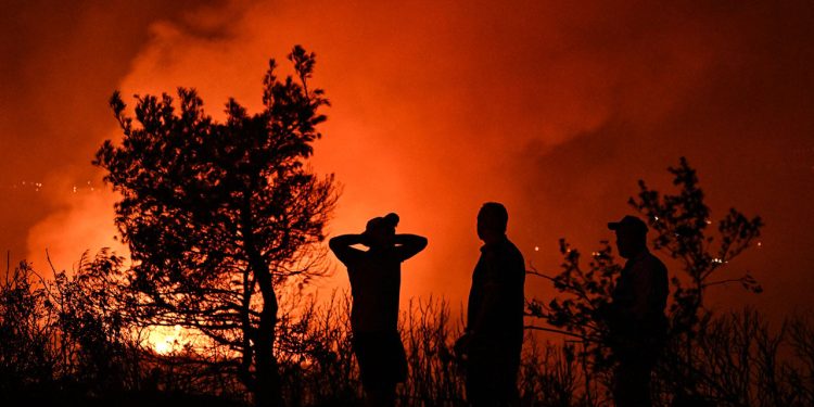 Kınık’ta orman yangını: Üç mahalle tahliye edildi