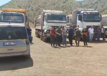 Kolin İnşaat'ın taşımacılığını yapan kamyon şoförleri kontak kapattı