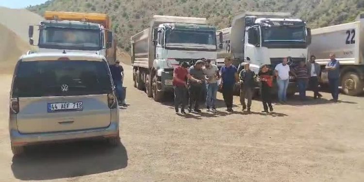 Kolin İnşaat'ın taşımacılığını yapan kamyon şoförleri kontak kapattı