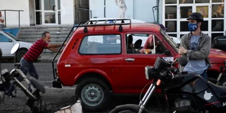 Kübalı taksi şoförü Jorge Lloro, lacivert Sovyet dönemi Lada'sının direksiyonuna her geçtiğinde, ülkesinin Rusya ile olan tarihi bağlarını hatırlıyor.