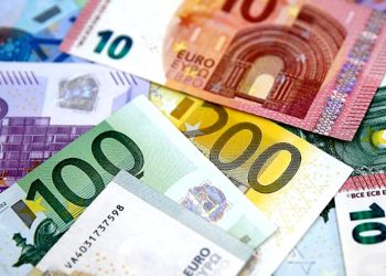 Kurlarda tarihi zirve; Euro 30 lirayı aştı, Dolar 27 TL’ye tırmanıyor