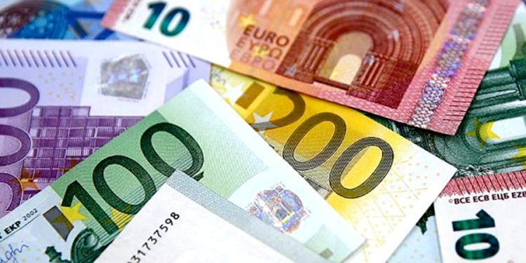 Kurlarda tarihi zirve; Euro 30 lirayı aştı, Dolar 27 TL’ye tırmanıyor