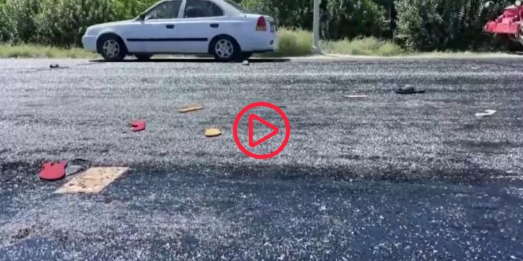 Kuşadası'nda sıcaktan asfalt eridi, terlikler yola yapıştı