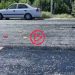 Kuşadası'nda sıcaktan asfalt eridi, terlikler yola yapıştı
