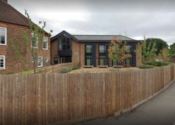 Londra'da bir araç ilkokula daldı: Yaralılar var