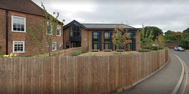 Londra'da bir araç ilkokula daldı: Yaralılar var