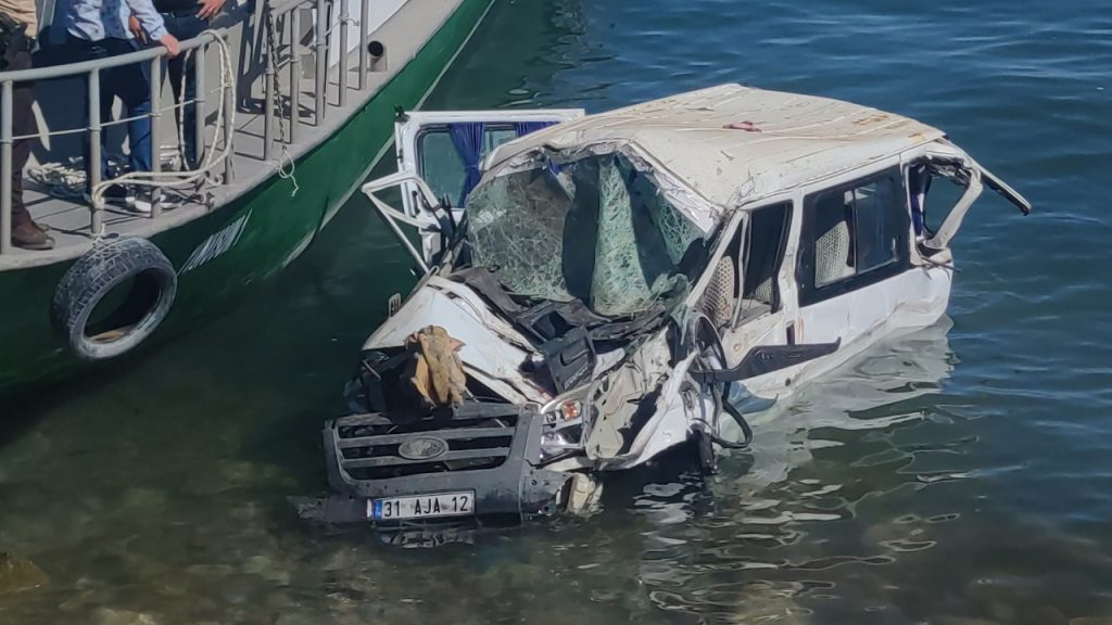 Minibüs Van Gölü'ne uçtu: Çok sayıda yaralı