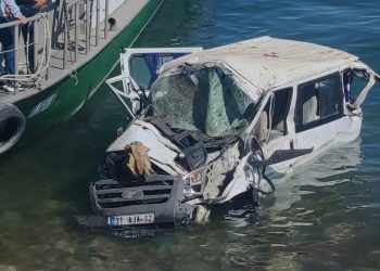 Minibüs Van Gölü'ne uçtu: Çok sayıda yaralı