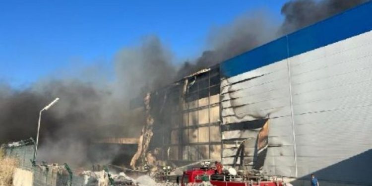 Muğla'da atık sahasında çıkan yangın, ormana ulaşmadan söndürüldü