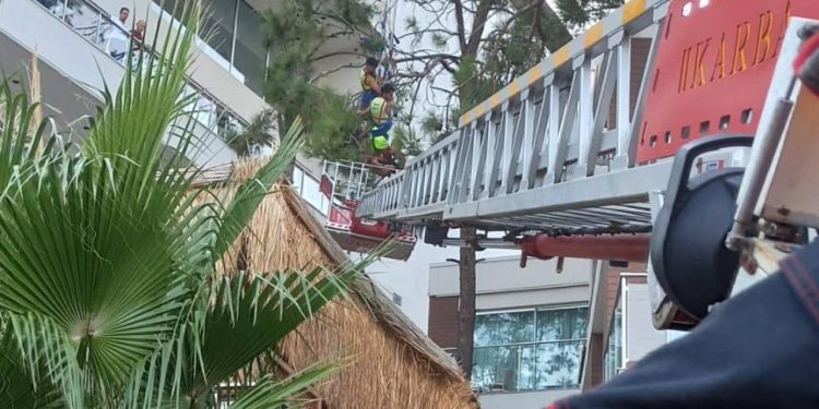 Muğla'da deniz paraşütündeki iki kişi ağaçta asılı kaldı