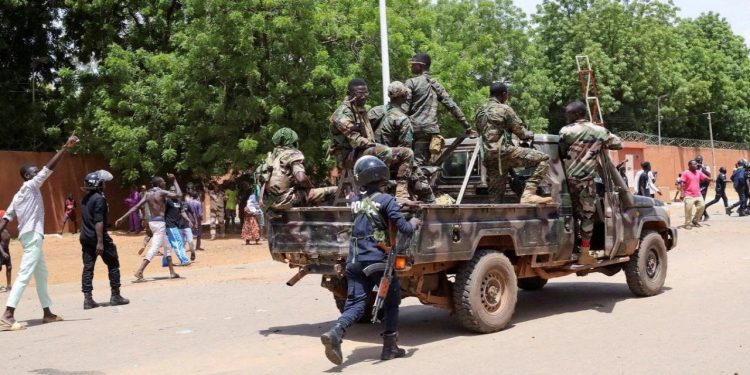 Nijer'de askeri darbe: Devrik hükümetin üç üst düzey ismi daha gözaltına alındı