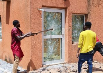 Nijer'de darbe yanlıları Fransa'nın diplomatik misyonuna saldırdı, ECOWAS cuntaya mühlet verdi