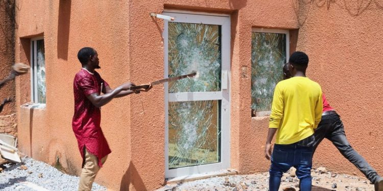 Nijer'de darbe yanlıları Fransa'nın diplomatik misyonuna saldırdı, ECOWAS cuntaya mühlet verdi