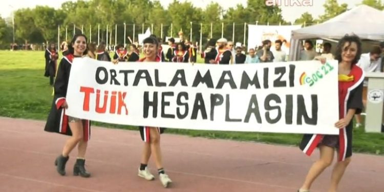 ODTÜ'de mezuniyet töreninde rektörlükten geri adım