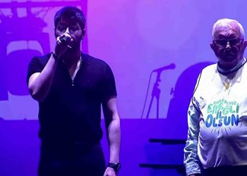 Orkestrası sel yoluna girdi: Semicenk sahneye tek başına çıktı