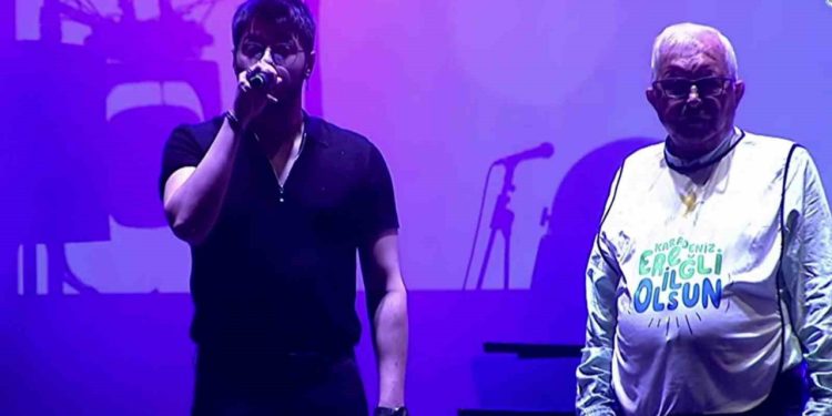 Orkestrası sel yoluna girdi: Semicenk sahneye tek başına çıktı