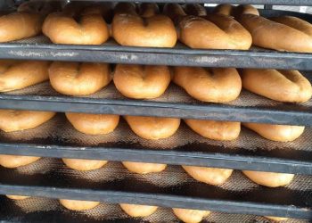 Osmaniye'nin Kadirli ilçesinde Gıda Maddeleri Esnaf Odası'nın girdi fiyatlarındaki maliyetler sebebiyle ekmeğe zam yapılması talebi, Osmaniye Gıda Maddeleri Esnaf Odası tarafından onaylandı. 5 liradan satılan 220 gram ekmek 7,5 liradan satılmaya başlandı.