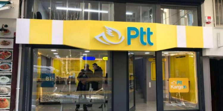 PTT'de dört kişinin işini bir posta emekçisi yapıyor: 'Yöneticiler kargo dağıtır hale geldiler'