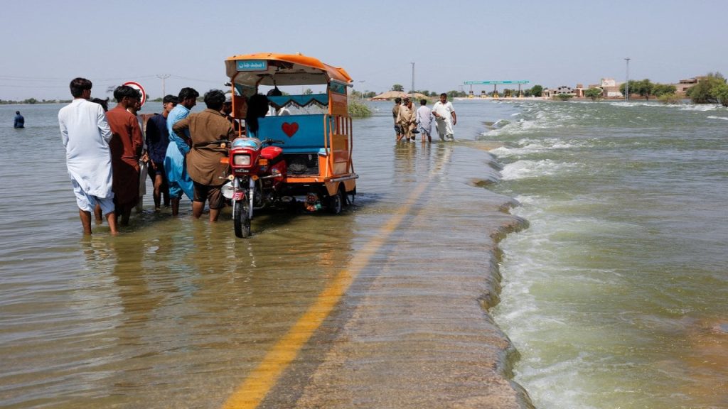 Pakistan'da muson yağmurları: İki haftada sekizi çocuk 55 kişi öldü