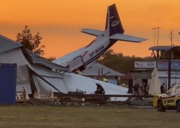Polonya'da uçak hangara çarptı: Beş ölü