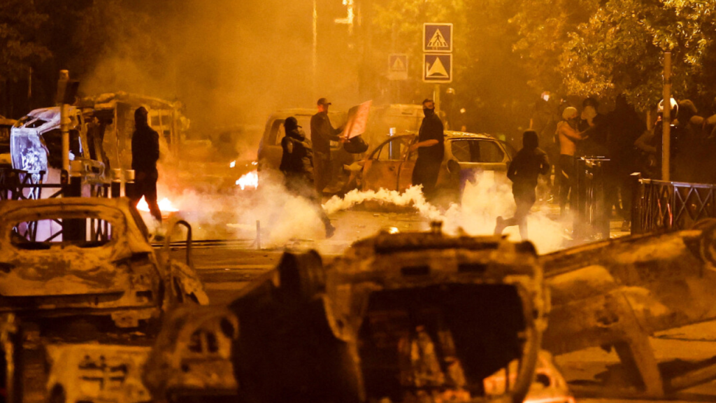 Protestolar devam ediyor: Fransa'da 500'den fazla bölge karıştı