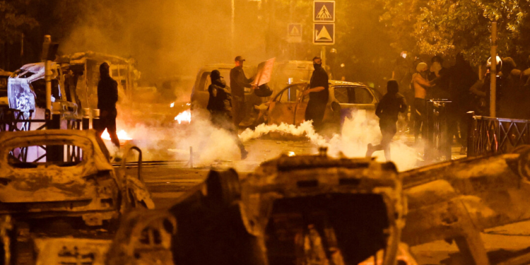 Protestolar devam ediyor: Fransa'da 500'den fazla bölge karıştı