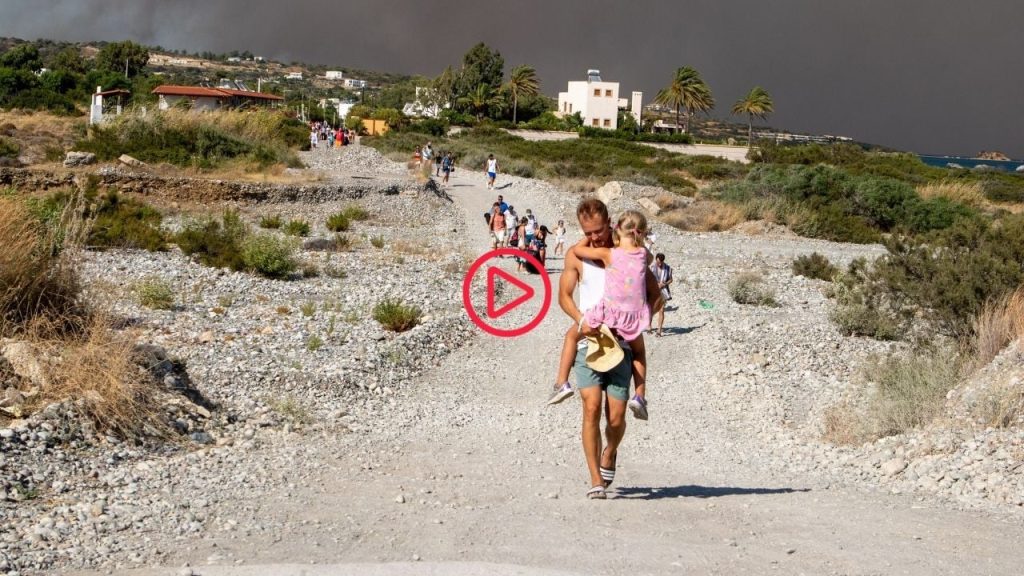 Rodos Adası'ndaki orman yangını yerleşim yerlerine ulaştı