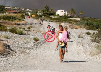 Rodos Adası'ndaki orman yangını yerleşim yerlerine ulaştı