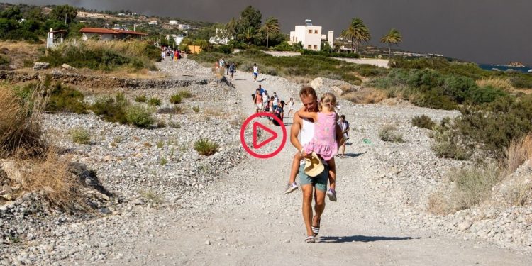 Rodos Adası'ndaki orman yangını yerleşim yerlerine ulaştı