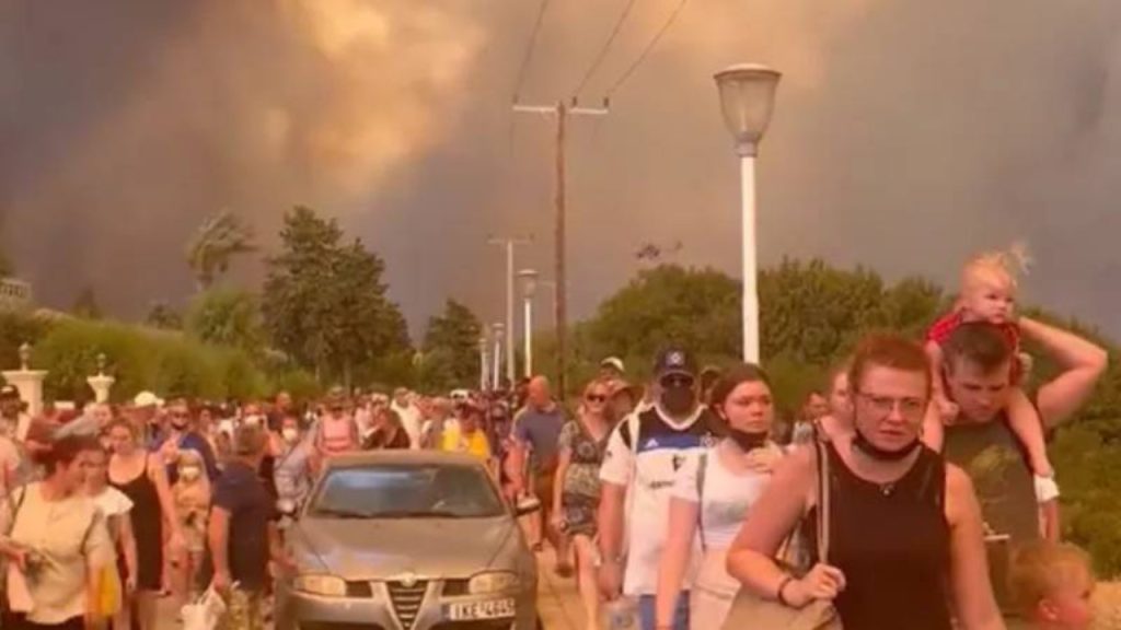 Rodos'ta alevler yerleşim birimlerini sardı: Binlerce insan tahliye edildi