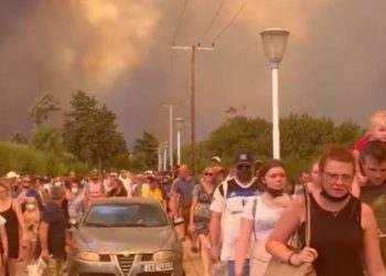 Rodos'ta alevler yerleşim birimlerini sardı: Binlerce insan tahliye edildi