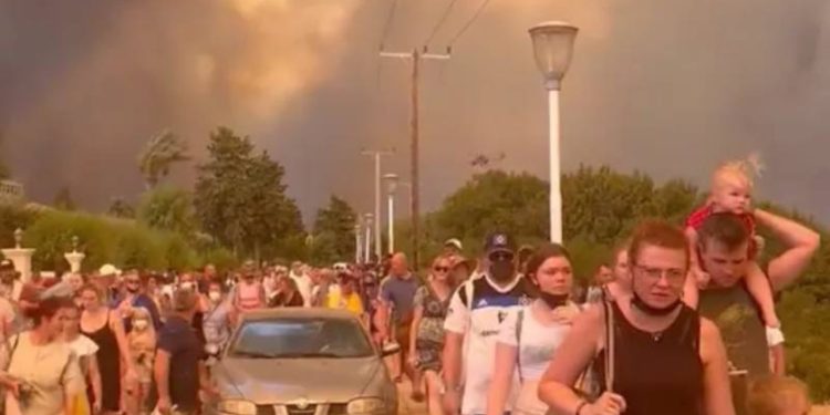 Rodos'ta alevler yerleşim birimlerini sardı: Binlerce insan tahliye edildi