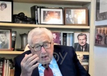 Rus komedyenler Zelensky kılığında 100 yaşındaki Kissinger’a telefon şakası yaptı