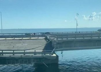 Rus hükümeti, ülkeyi Kırım’a bağlayan köprünün, saldırıya uğramasından bir gün sonra kısmen yeniden açıldığını duyurdu.