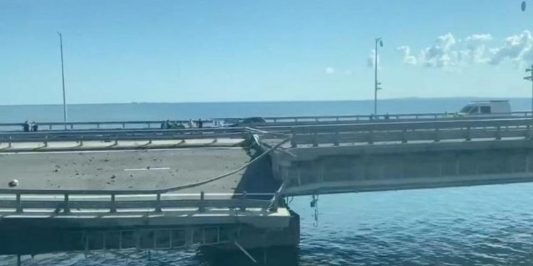 Rus hükümeti, ülkeyi Kırım’a bağlayan köprünün, saldırıya uğramasından bir gün sonra kısmen yeniden açıldığını duyurdu.