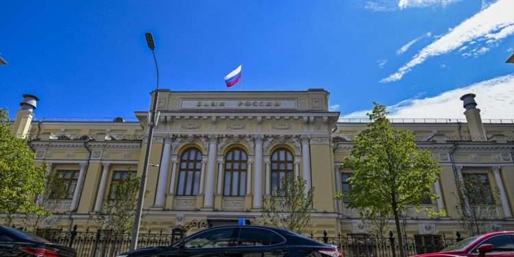 Rusya savaşın başından bu yana ilk kez faiz artırdı