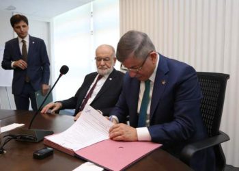 Gelecek Partisi Genel Başkanı Ahmet Davutoğlu, Saadet Partisi lideri Temel Karamollaoğlu'yla düzenlediği ortak basın toplantısında "Gelecek ve Saadet milletvekileri ortak bir grup çalışması içine girecek. Bugün grup dilekçesi, TBMM'ye iletilecek. Her parti milletvekili kendi kimliğini korumakla birlikte TBMM çatısı altında bir devre için Saadet Partisi grubu olarak faaliyet gösterecek. Grup başkanı Gelecek Partisi'nden olacak." dedi.