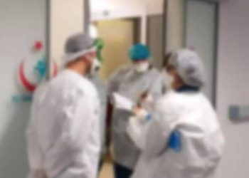 'Sefalet ücreti' isyanı: Sağlık çalışanları Türkiye genelinde iş bırakıyor