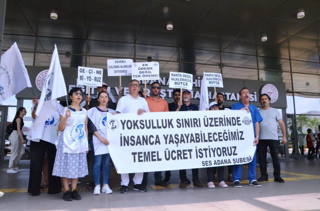 Sağlık emekçilerinden Adana'da 'Geçinemiyoruz' eylemi: 'Uygulanabilir ekonomi modelleri istiyoruz'