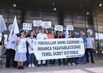 Sağlık emekçilerinden Adana'da 'Geçinemiyoruz' eylemi: 'Uygulanabilir ekonomi modelleri istiyoruz'
