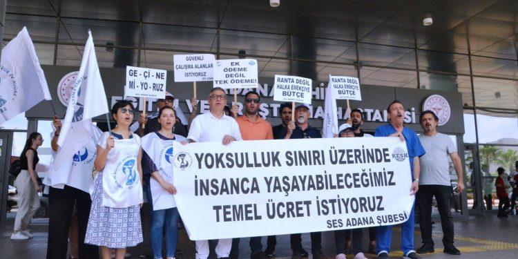 Sağlık emekçilerinden Adana'da 'Geçinemiyoruz' eylemi: 'Uygulanabilir ekonomi modelleri istiyoruz'