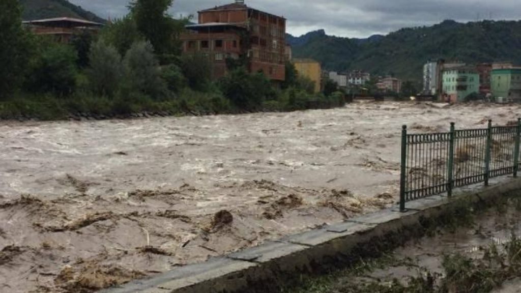 Samsun'da sel: Bir kişi sele kapıldı, arama çalışması sürüyor