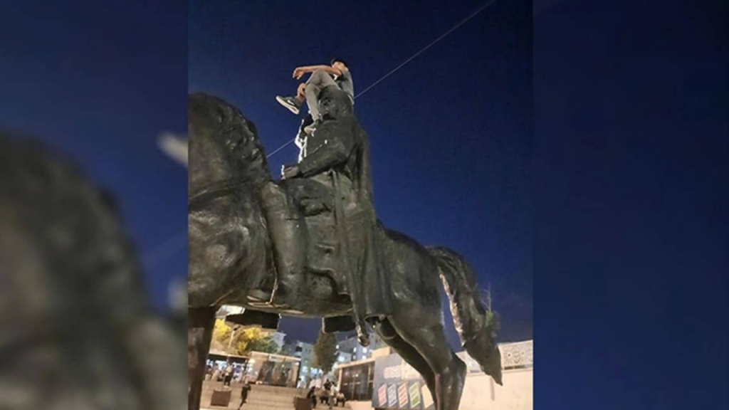 Şanlıurfa'da Atatürk büstüne çıkan şahıs gözaltına alındı