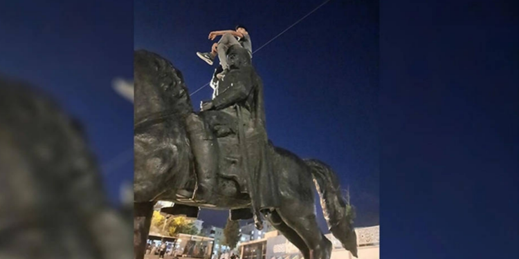 Şanlıurfa'da Atatürk büstüne çıkan şahıs gözaltına alındı