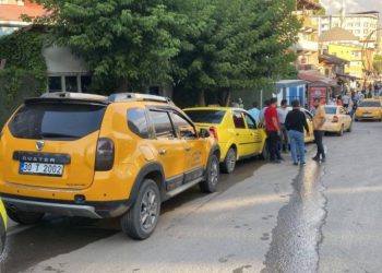 Şemdinli'de taksiciler kontak kapattı