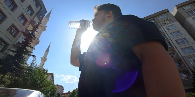 Sıcak havalarda su tüketimi hayati önem taşıyor