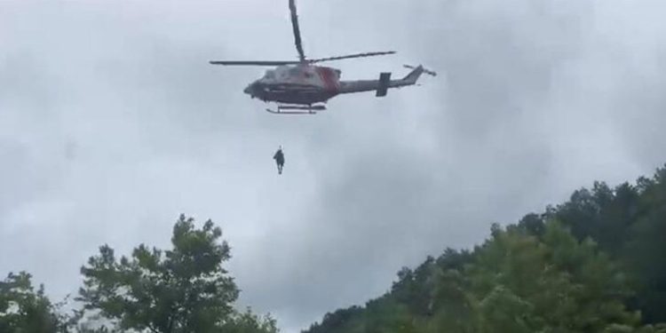 Şile'de sel: Mahsur kalan iki kişi helikopter ile kurtarıldı