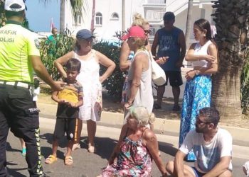 Silifke'de üst geçit isteyen halk yolu trafiğe kapattı